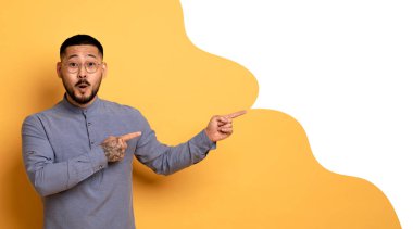 Vay canına. Şaşırmış Asyalı Adam Konuşma Baloncuğu Göstergesi Kopyalama Alanı, Sarı Stüdyo Arkaplan, Kolaj, Panorama Üzerine Boş Makale Alanı Gösteriyor