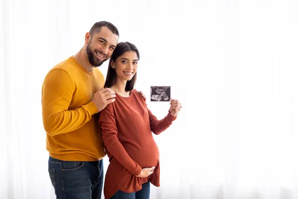 Schwangere Junge Paare Zeigen Baby Sonogramm Bild Vor Der Kamera — Stockfoto