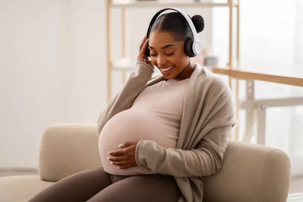 Happy African American Young Pregnant Woman Listening Music Sitting Couch — Stock Photo, Image