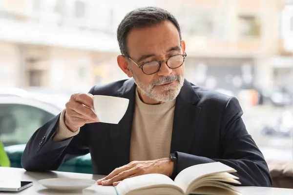 Olgun Avrupalı Bir Adam Modern Kafede Boş Bir Alanda Kahveyle — Stok fotoğraf