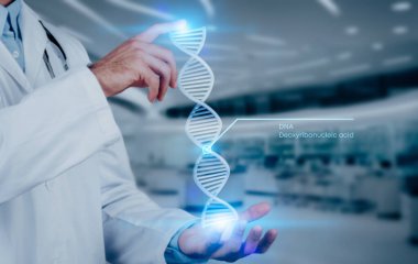 Beyaz tıp üniformalı bir insan doktoru modern klinik ya da laboratuvar geçmişine karşı üç boyutlu DNA zincirinin hologramını elinde tutuyor. Tıbbi uzmanlığı ve kopyalama alanını gösteriyor.