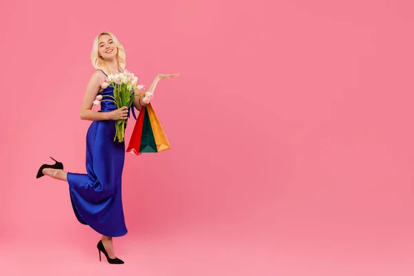 Mavi Elbiseli Sarışın Kadın Renkli Çantalar Lalelerle Alışverişin Keyfini Çıkarıyor — Stok fotoğraf