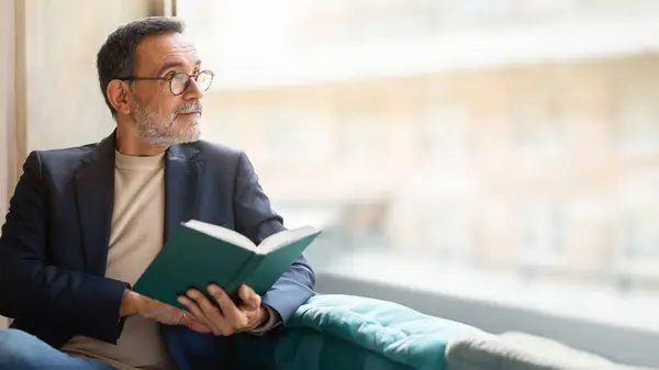 Olgun Avrupalı Gözlüklü Bir Adam Bir Kitaba Dalmış Düşünceli Bir — Stok fotoğraf