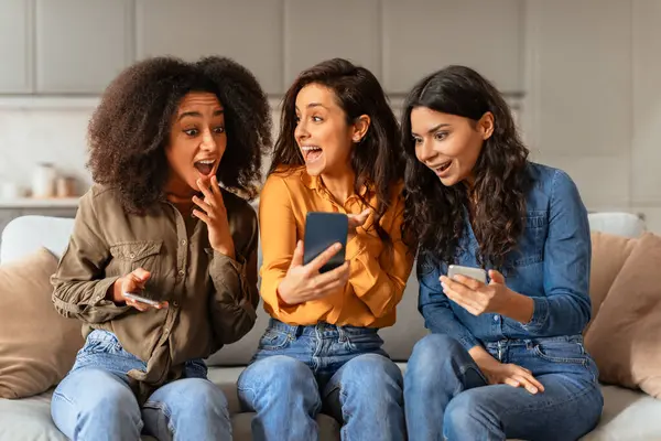 Różnorodna Grupa Trzech Młodych Kobiet Korzystających Telefonu Komórkowego Śmiejących Się — Zdjęcie stockowe