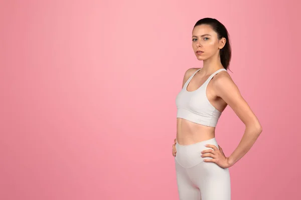 Entschlossene Selbstbewusste Junge Frau Weißem Fitnessanzug Steht Selbstbewusst Mit Den — Stockfoto