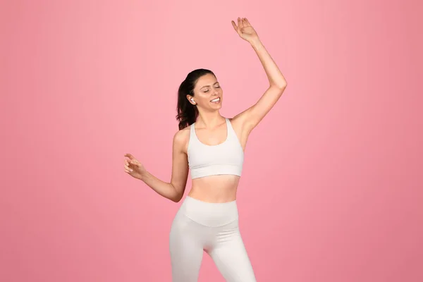 Fröhliche Junge Frau Sportlicher Weißer Kleidung Tanzt Fröhlich Mit Kabellosen — Stockfoto