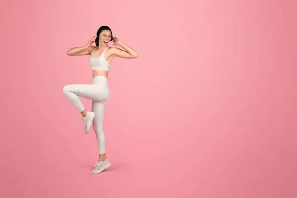 Levendige Vrolijke Blanke Vrouw Witte Sportkleding Die Danst Aerobics Doet — Stockfoto