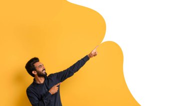 Heyecanlı Ortadoğulu adam reklam afişini boş konuşma balonuyla gösteriyor, indirimli teklif sunuyor, sarı stüdyo arka planı, kolaj, panorama. Şu anlaşma konseptine bak.