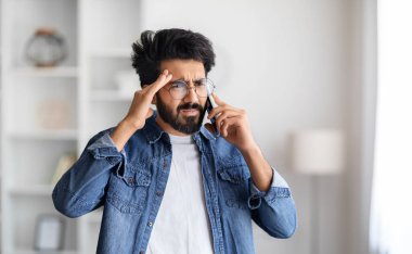 Oh hayır. Evde cep telefonuyla konuşan Hintli adamı, cep telefonuyla konuşan sinirli Doğu 'lu erkeği cep telefonuyla konuşan ve Dokunan Kafa' yı, hoş olmayan bir telefon görüşmesi yapan milenyumu, kopyalayan uzayı vurguladı.