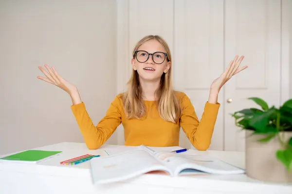 Confused Teen Girl Studying Books Home Raising Her Hands Puzzled — Stock Photo, Image