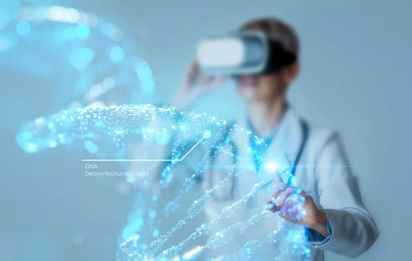 对医务工作者进行虚拟培训和实习 基于灰度背景 拼贴的三维全息图Dna链模型的虚拟现实眼镜女医生遗传学家 — 图库照片