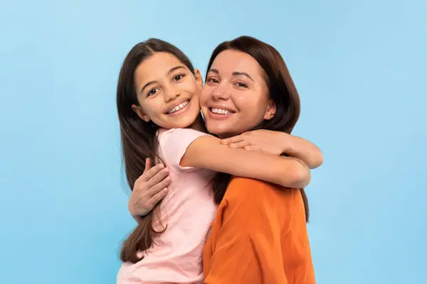 Portrait Smiling Young Mother Cute Preteen Daughter Embracing While Posing — Stock Photo, Image