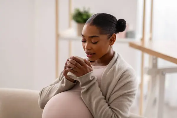 Mooie Zwarte Zwangere Vrouw Ontspannen Bank Met Kopje Kruidenthee Gelukkig — Stockfoto