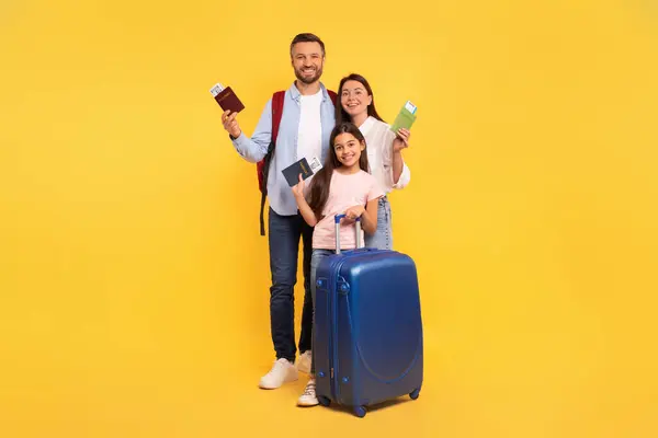 탑승권 노란색 공간에서 여권을 부모와 — 스톡 사진