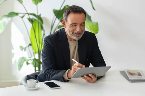 Distinguished Smiling Caucasian Senior Man Suit Jacket Using Digital Tablet — Stock Photo, Image