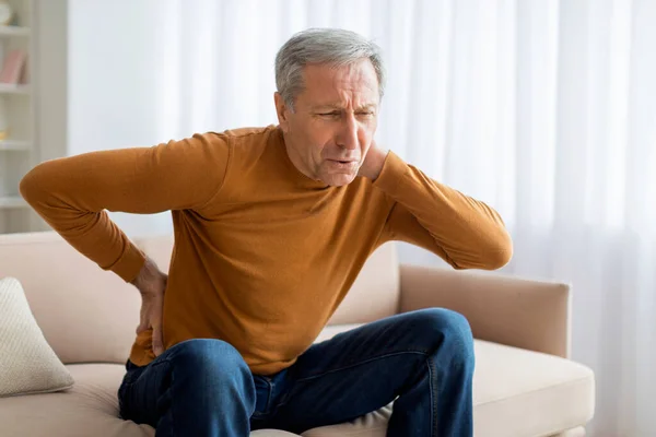 Verstoorde Oudere Man Voelt Plotselinge Rugpijn Spieren Pijn Spanning Letsel — Stockfoto
