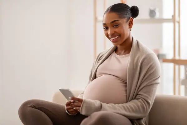 Zwangerschap App Concept Vrolijk Gelukkig Afrikaans Amerikaanse Zwangere Dame Met — Stockfoto