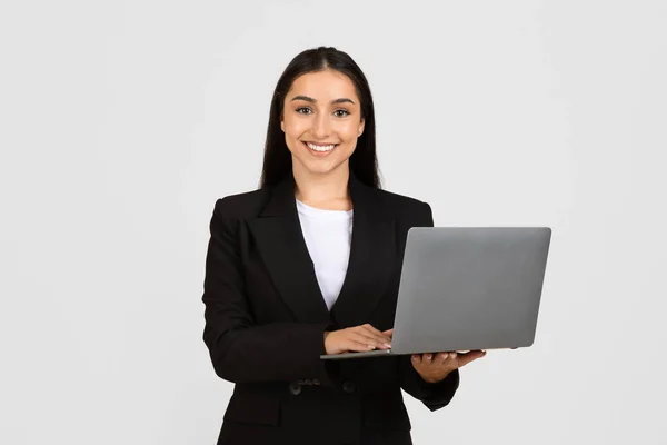 Glimlachende Zakenvrouw Zwart Pak Vol Vertrouwen Presenteren Laptop Symboliseren Toegankelijkheid — Stockfoto