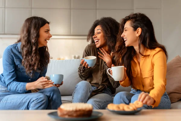 Τρεις Χαρούμενες Πολυφυλετικές Κυρίες Μιλάνε Και Γελάνε Μοιράζονται Τις Αστείες — Φωτογραφία Αρχείου