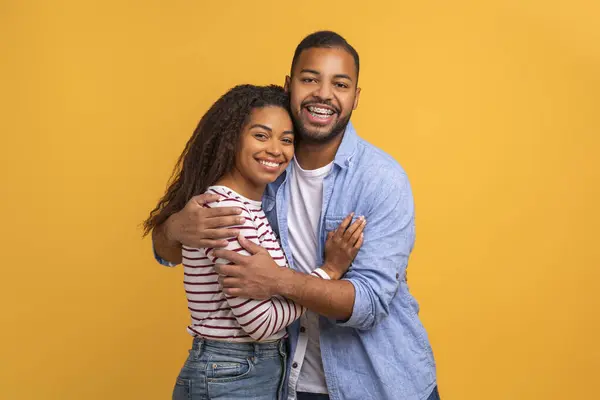 Amante Casal Negro Abraço Quente Posando Contra Fundo Amarelo Jovens — Fotografia de Stock