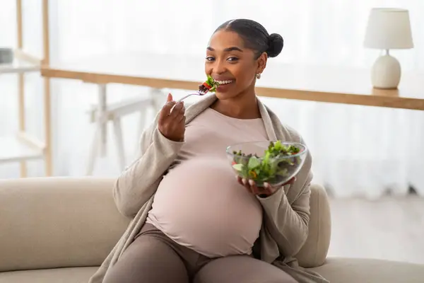 Joven Alegre Mujer Afroamericana Embarazada Con Gran Barriga Sentada Sofá — Foto de Stock