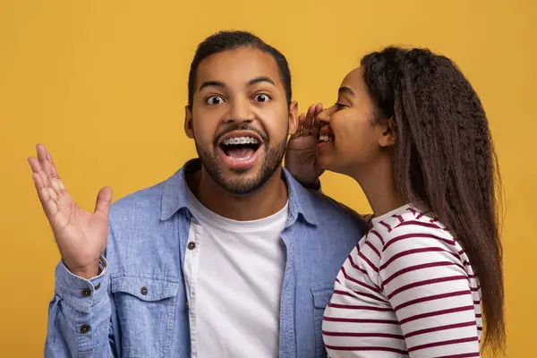 Grande Segredo Jovem Mulher Negra Compartilhando Notícias Com Seu Namorado — Fotografia de Stock