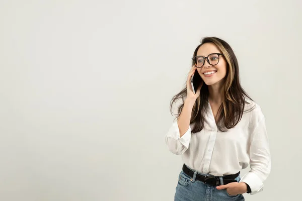 Una Joven Europea Sonriente Con Pelo Castaño Usando Gafas Una —  Fotos de Stock