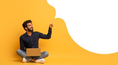 Bilgisayarlı mutlu bir orta doğulu genç adam boş mesaj kutusunu işaret ediyor sarı arka planda, reklam işi teklifinde, internet reklamında. Panorama, kolaj