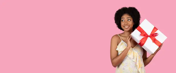Fröhliche Afrikanisch Amerikanische Junge Frau Mit Lockigem Haar Angenehm Überrascht — Stockfoto