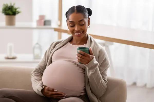Uvolněná Veselá Mladá Afro Americká Těhotná Žena Odpočívající Doma Gauči — Stock fotografie