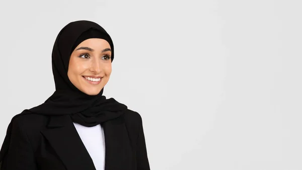 Mujer Joven Radiante Con Hijab Chaqueta Negra Con Sonrisa Radiante —  Fotos de Stock