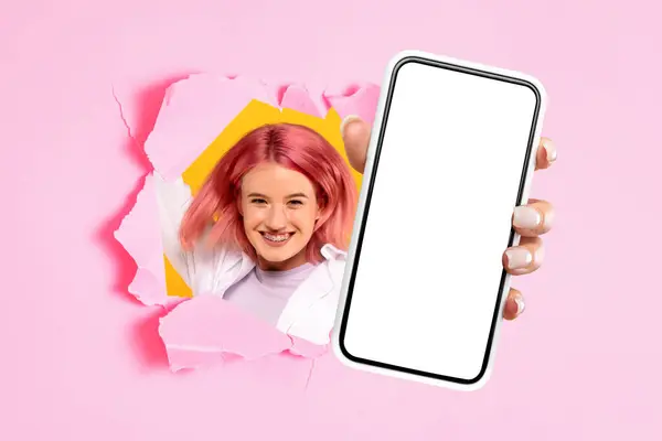 Usmívající Vzrušená Mladá Běloška Ukazující Mobilní Smartphone Prázdnou Obrazovkou Otvorem — Stock fotografie