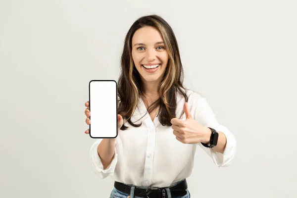 Enthusiastic European Young Woman Bright Smile Showing Blank Smartphone Screen — Stock Photo, Image
