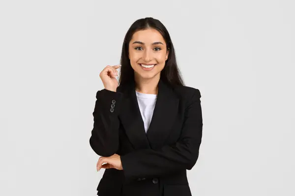 Glimlachende Jonge Professionele Zakenvrouw Zwart Pak Licht Aanraken Van Haar — Stockfoto