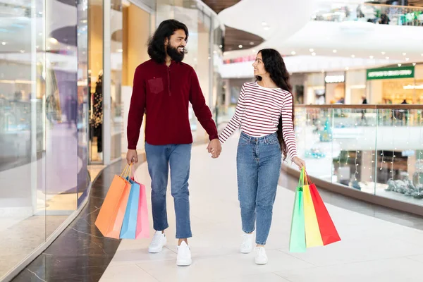 Olumlu Genç Doğu Eşlerinin Alışveriş Merkezinde Aile Alışverişi Var Neşeli — Stok fotoğraf