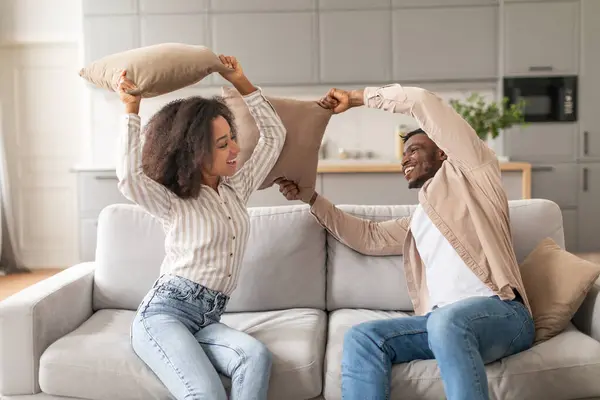 Sıcak bir sabah. Kaygısız Afrikalı Amerikalı çift, karı koca, kanepede flört ediyor ve yastıklarla kavga ediyor, romantik bir hafta sonu geçiriyorlar. İlişkide neşeli anlar