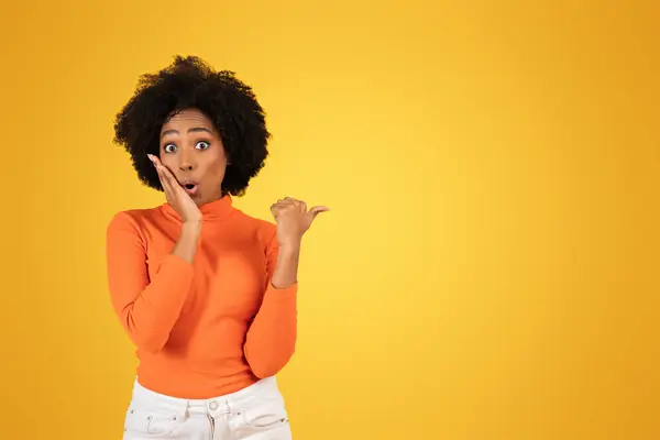 Surprised African American Woman Curly Hair Gesturing Thumbs Touching Face — Stock Photo, Image
