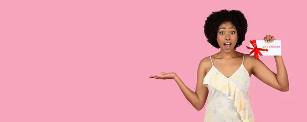 Excité Choqué Jeune Femme Afro Américaine Heureuse Présentant Chèque Cadeau — Photo