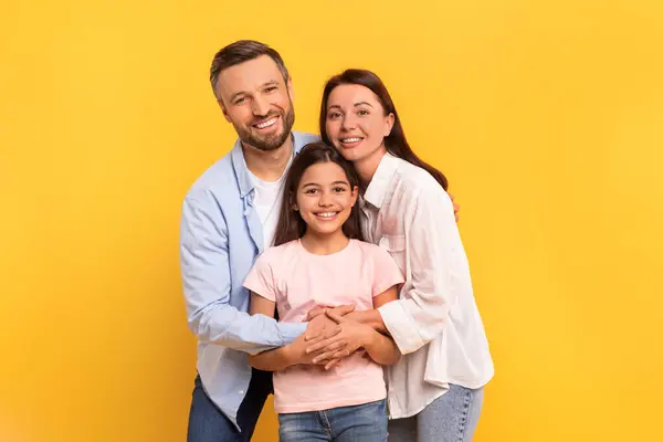 Joven Familia Tres Personas Comparte Momento Feliz Con Cálidos Abrazos — Foto de Stock