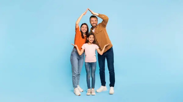 Nieuw Huis Vrolijke Ouders Paar Maken Symbolische Dak Boven Hun — Stockfoto