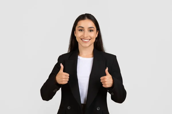 Vrolijke Jonge Zakenvrouw Met Stralende Glimlach Gekleed Formeel Zwart Pak — Stockfoto