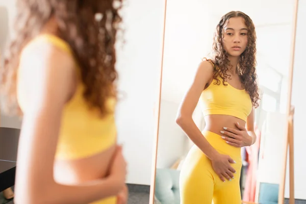 Troubled Young Teen Lady Workout Attire Contemplates Her Reflection Mirror — Stock Photo, Image