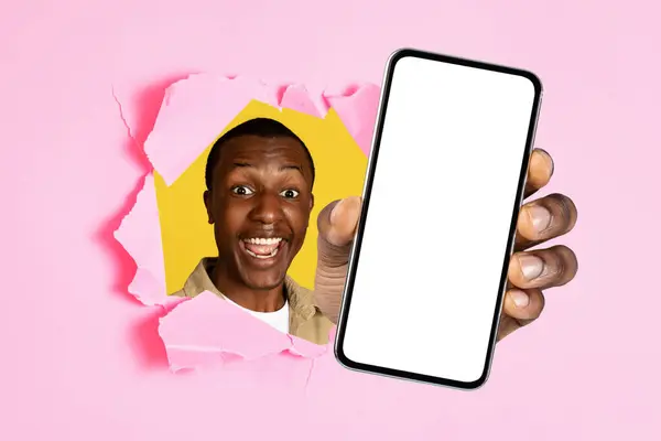 Fröhlich Aufgeregter Millennial Afroamerikaner Zeigt Ein Handy Mit Leerem Bildschirm — Stockfoto