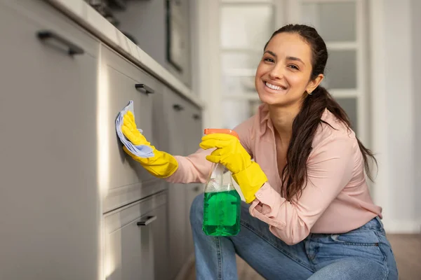 Smiling Woman Pink Shirt Yellow Gloves Squatting While Cleaning Kitchen — Stock Photo, Image