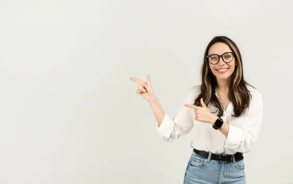 Mujer Europea Feliz Con Gafas Apuntando Con Los Dedos Hacia —  Fotos de Stock