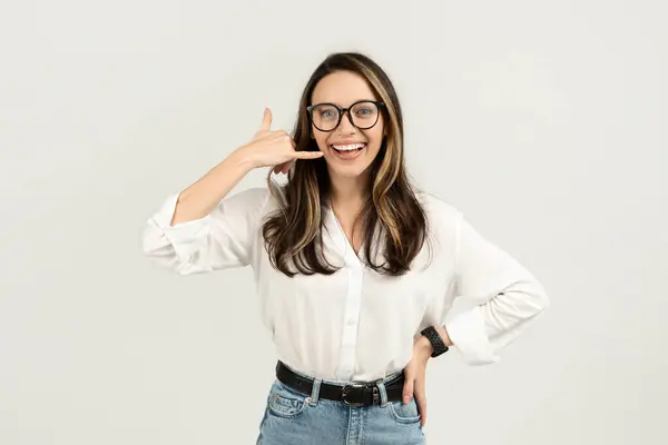 Mujer Europea Encantada Con Gafas Haciendo Gesto Llamada Vestida Con —  Fotos de Stock