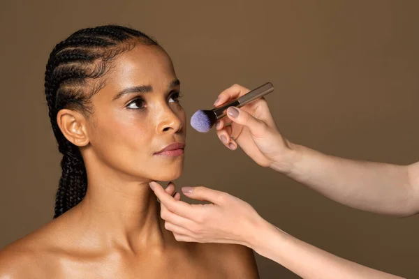 Maquillaje Artistas Mano Suavemente Aplicando Rubor Con Cepillo Modelo Afroamericano — Foto de Stock