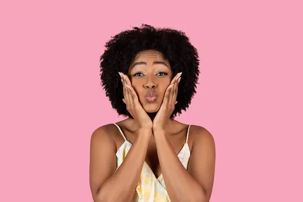 Wesoła Milenijna Afroamerykanka Kręconymi Włosami Robiąca Śmieszną Minę Nadętymi Policzkami — Zdjęcie stockowe