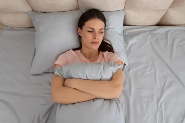 Die Beunruhigte Junge Frau Liegt Bett Umarmt Ihr Kopfkissen Ihr — Stockfoto