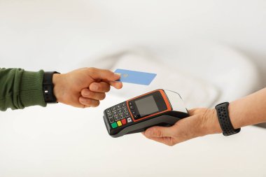 Afro-Amerikalı genç bir adam bir kafede temas kurmadan kredi kartı kullanmış. Zenci müşteri ya da müşteri mal ve hizmet için banka kartıyla ödeme yapıyor